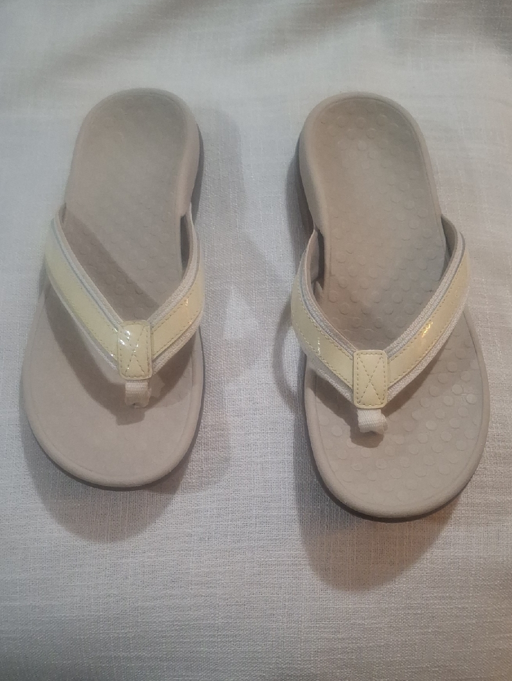 Vionic Beige Sandal Thong with Pale Yellow Straps Size 8
